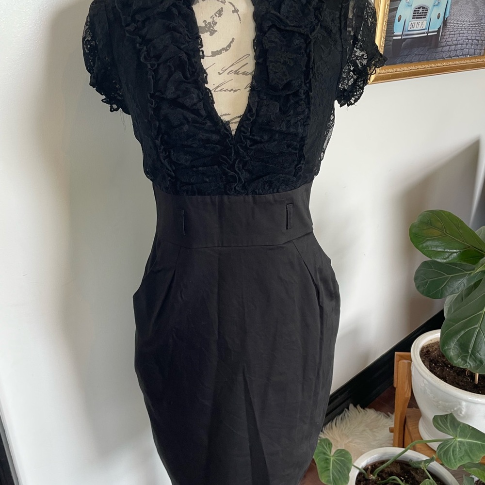 Elegant Black Lace Dress with pockets!